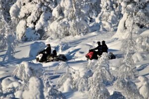 SNOWMOBILE_YLLÄS_RAW (11) (1)